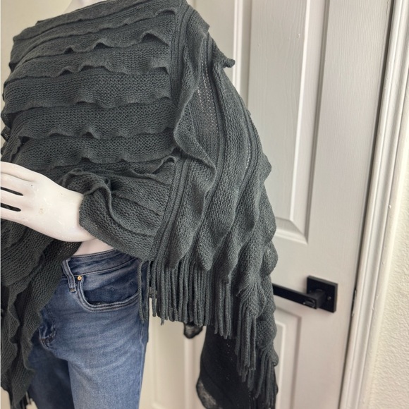 Max Edition Women's Gray Arcylic Poncho Size One Size. A28 - Picture 3 of 9